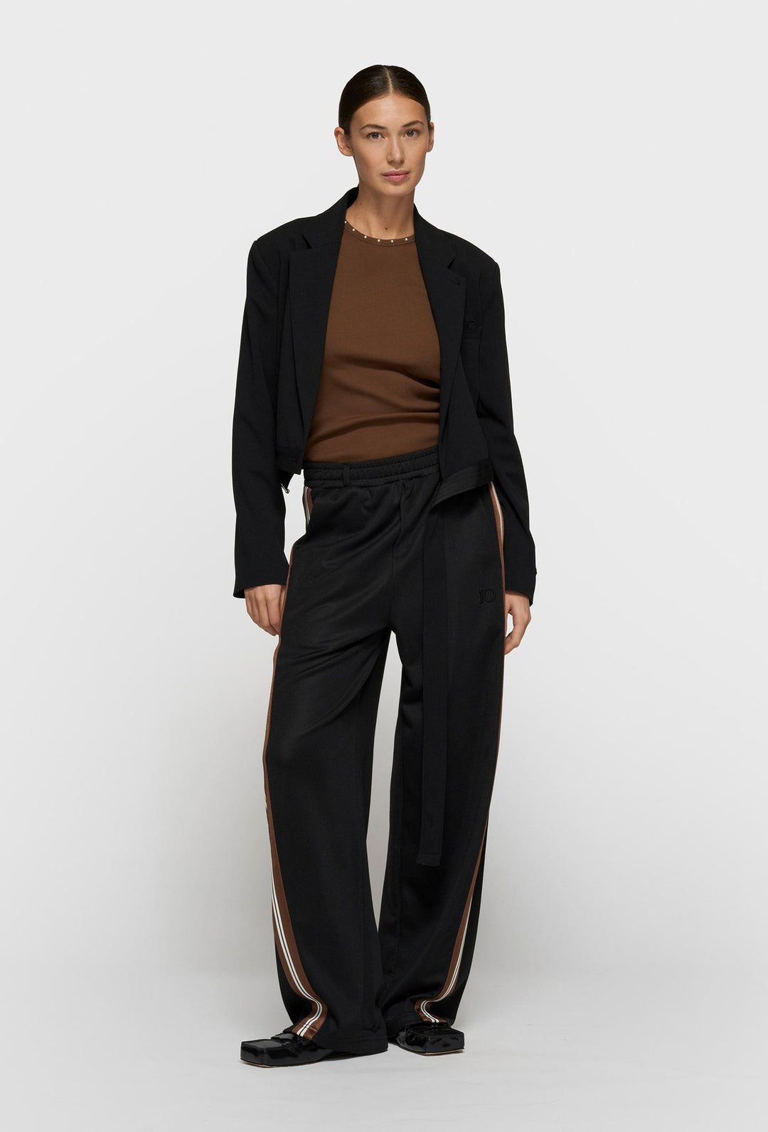 Brązowy top ribbed z perełkami przy dekolcie