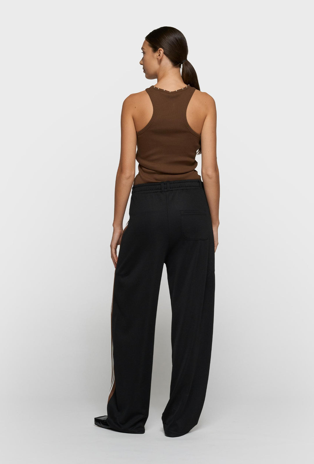 Brązowy top ribbed z perełkami przy dekolcie