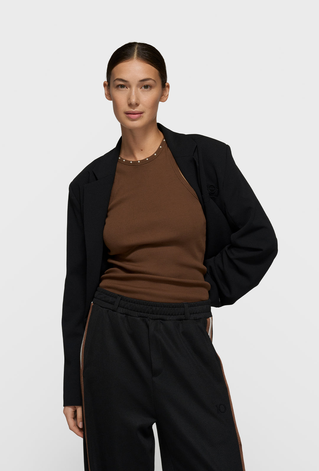 Brązowy top ribbed z perełkami przy dekolcie