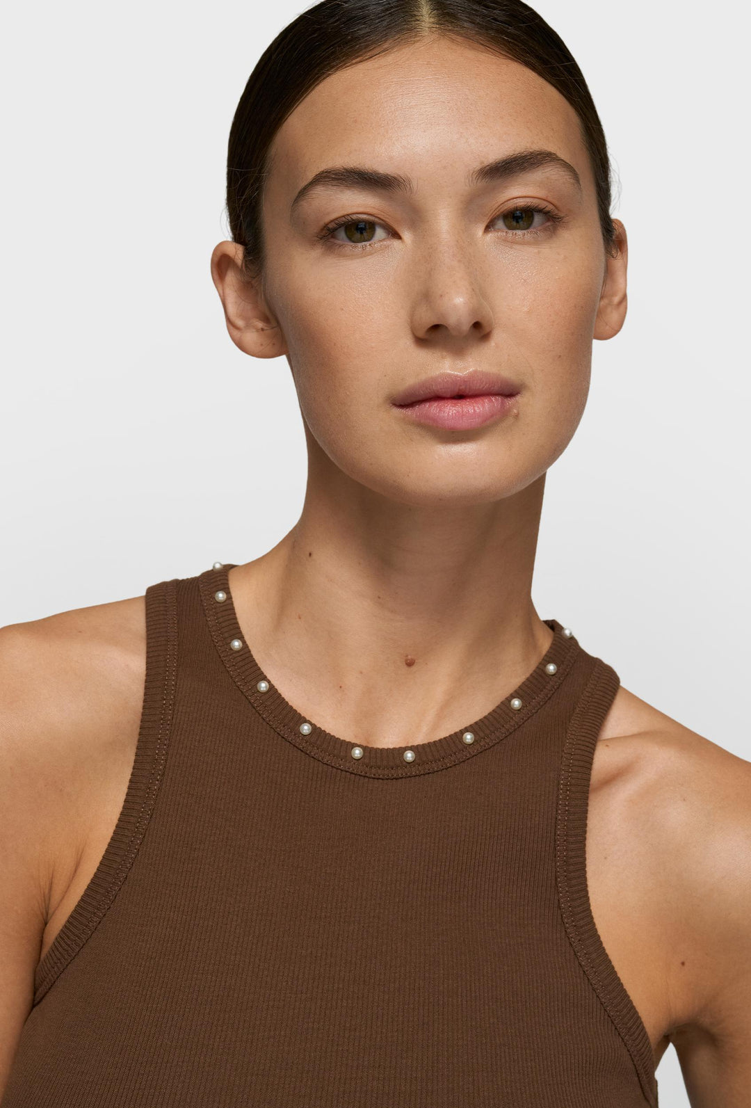 Brązowy top ribbed z perełkami przy dekolcie
