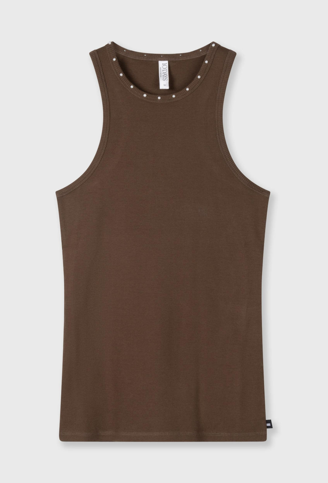 Brązowy top ribbed z perełkami przy dekolcie