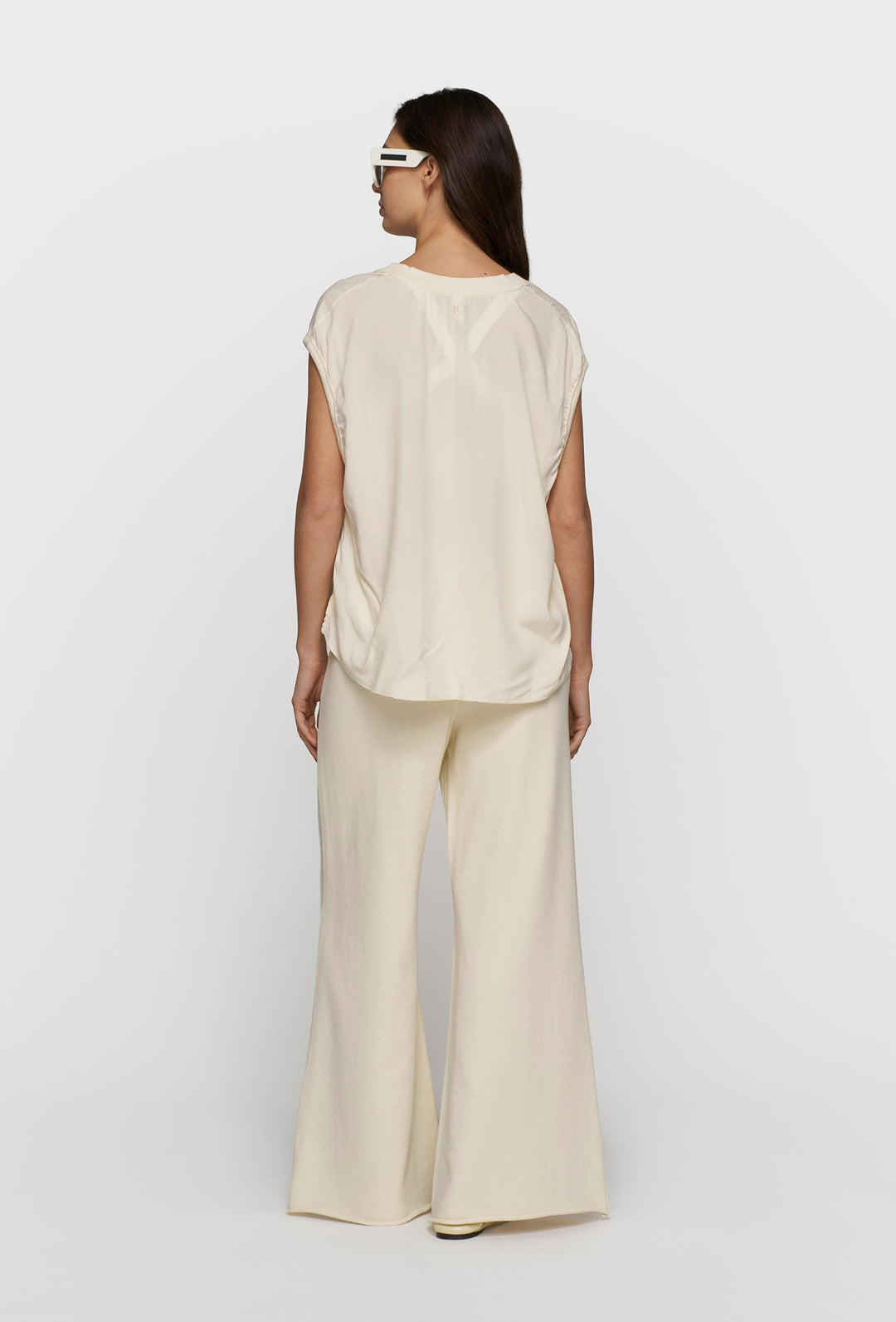 Lekki, oversizowy top na szeokich ramiączkach w kolorze ecru
