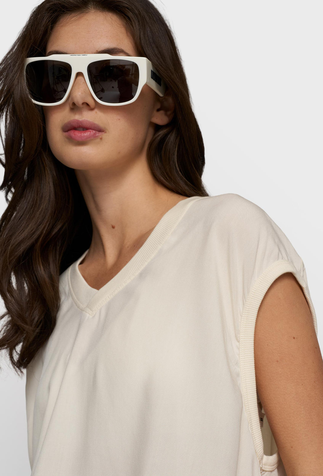 Lekki, oversizowy top na szeokich ramiączkach w kolorze ecru