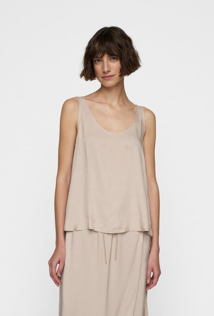 Minimalistyczny top na szerokich ramiączkach w beżowym kolorze
