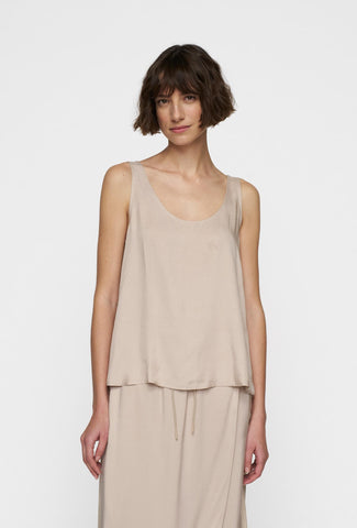 Minimalistyczny top na szerokich ramiączkach w beżowym kolorze