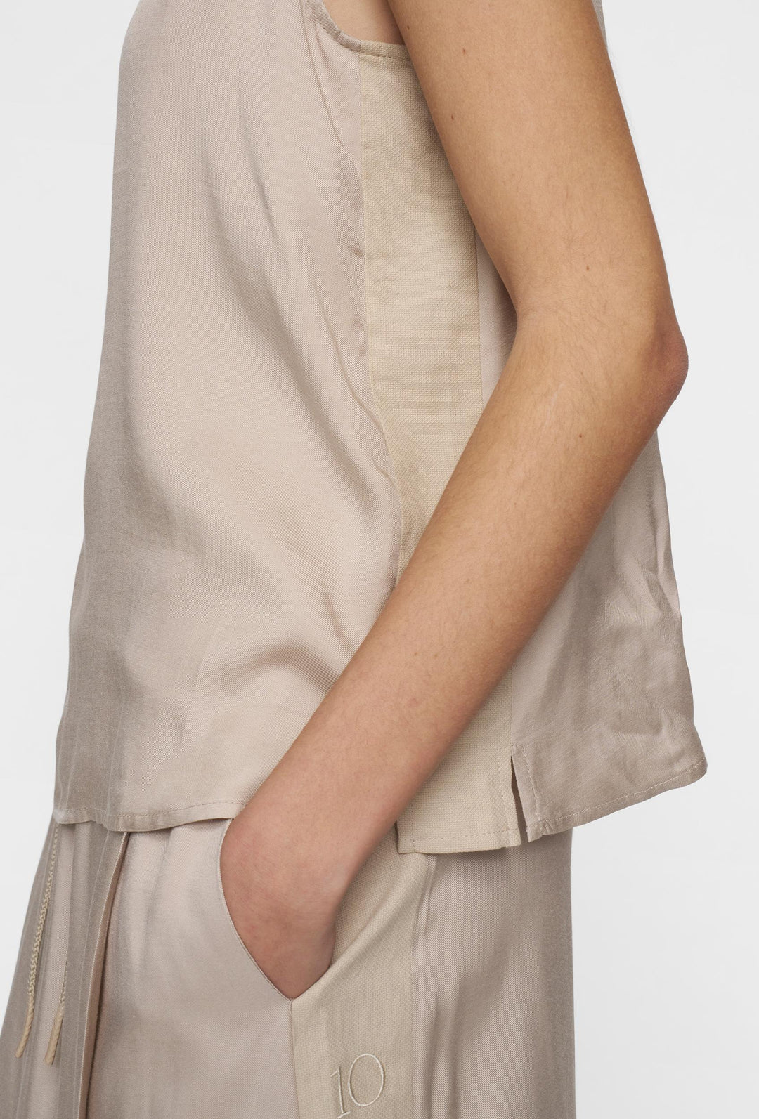 Minimalistyczny top na szerokich ramiączkach w beżowym kolorze