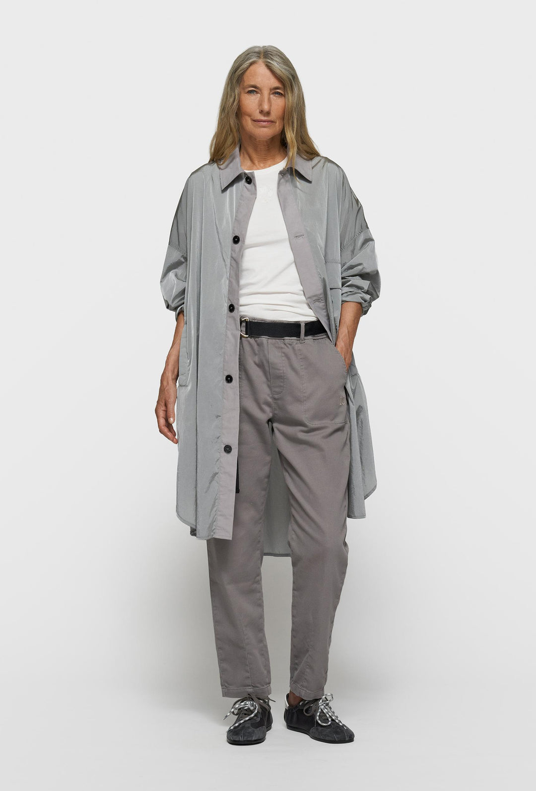 Długa koszulowa kurtka z połyskiem o oversize’owym kroju