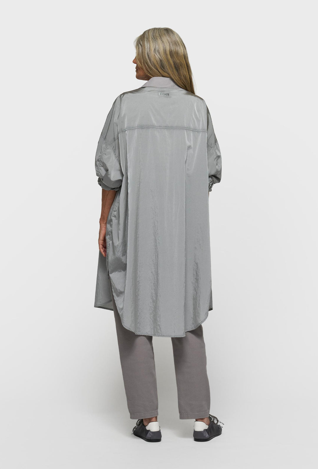 Długa koszulowa kurtka z połyskiem o oversize’owym kroju