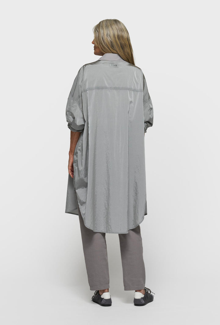 Długa koszulowa kurtka z połyskiem o oversize’owym kroju