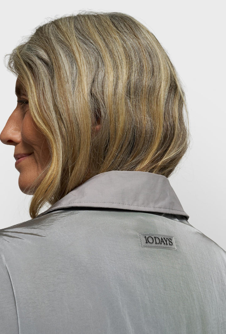 Długa koszulowa kurtka z połyskiem o oversize’owym kroju