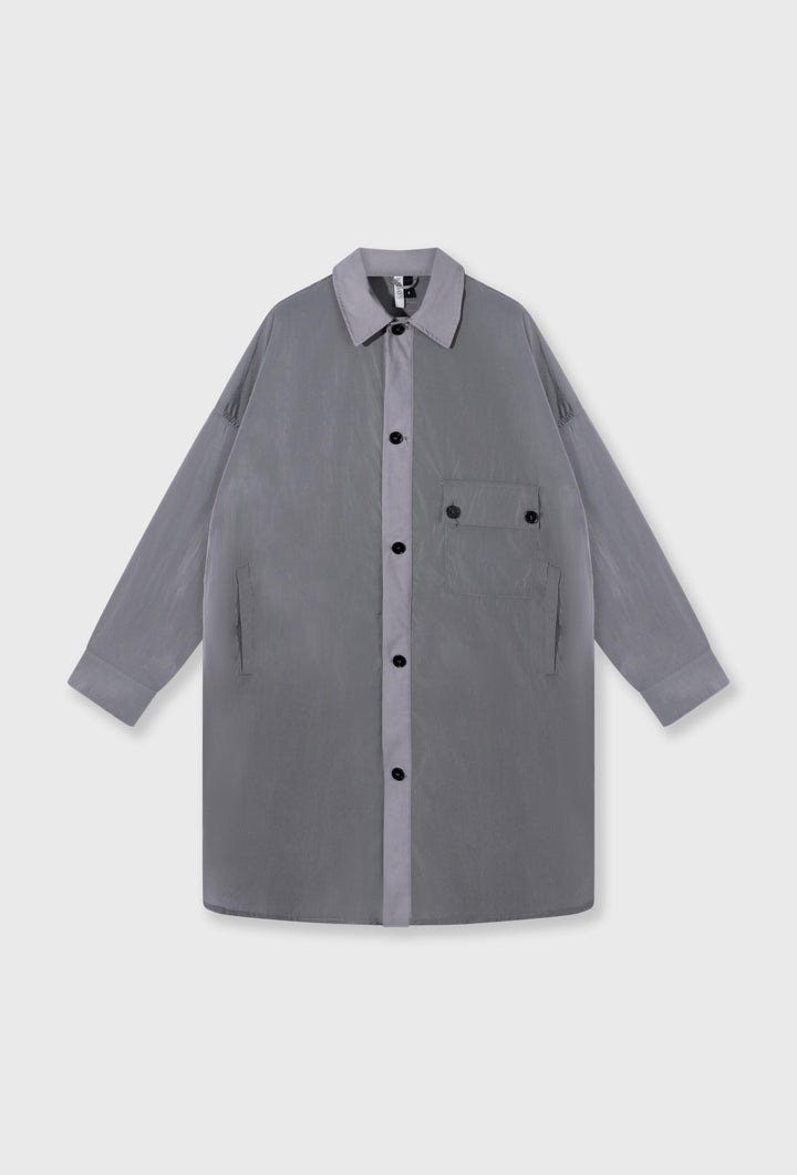 Długa koszulowa kurtka z połyskiem o oversize’owym kroju