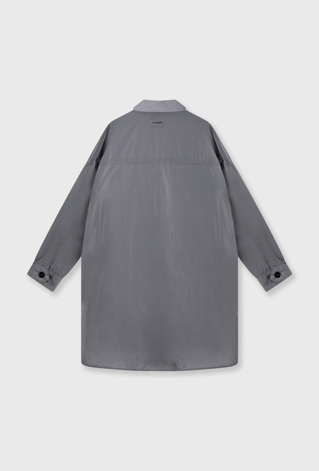 Długa koszulowa kurtka z połyskiem o oversize’owym kroju