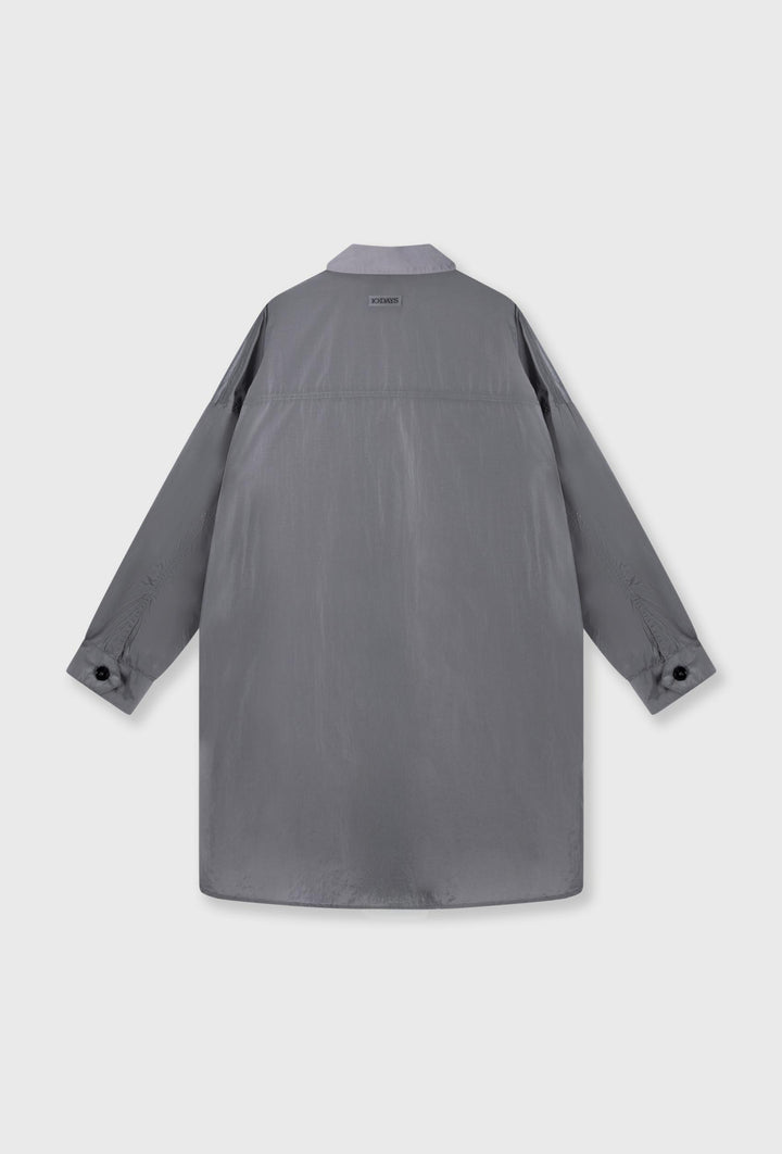 Długa koszulowa kurtka z połyskiem o oversize’owym kroju