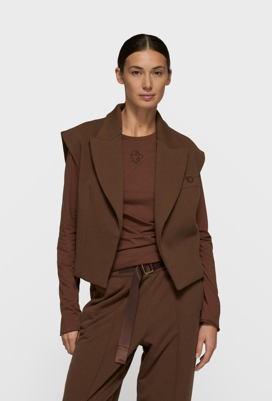 Czekoladowy zestaw z modną kamizelką i spodniami w kant