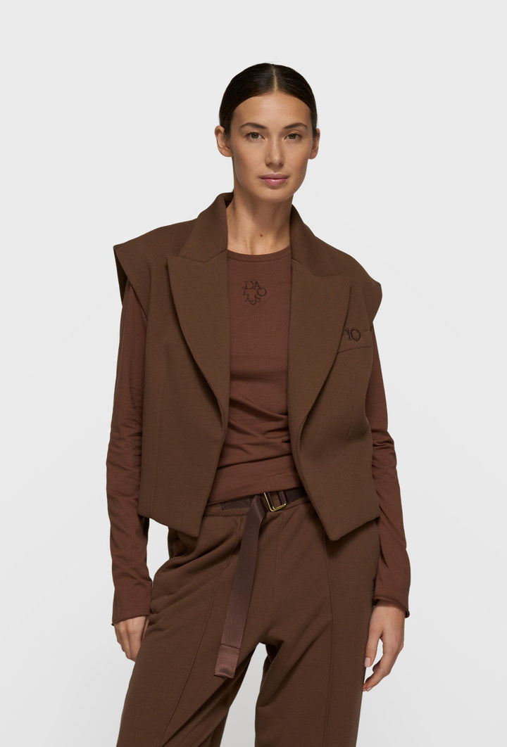 Czekoladowy zestaw z modną kamizelką i spodniami w kant