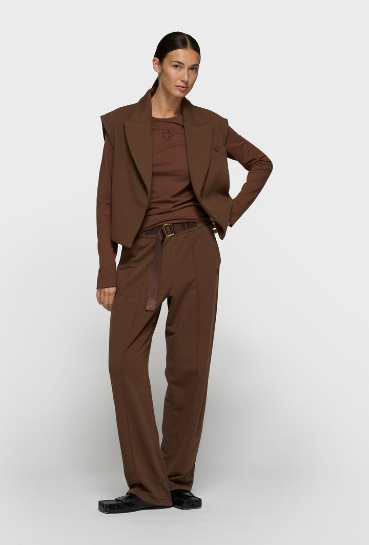 Czekoladowy zestaw z modną kamizelką i spodniami w kant