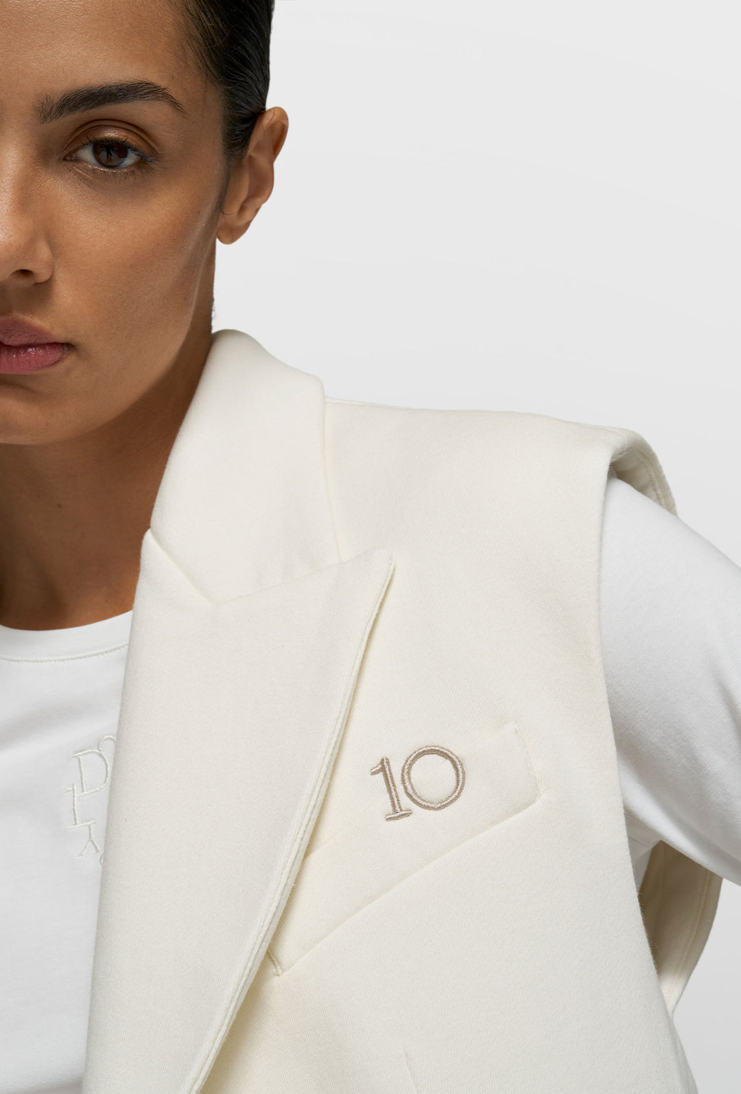 Krótka kamizelka o kroju marynarki z regulacją z tyłu