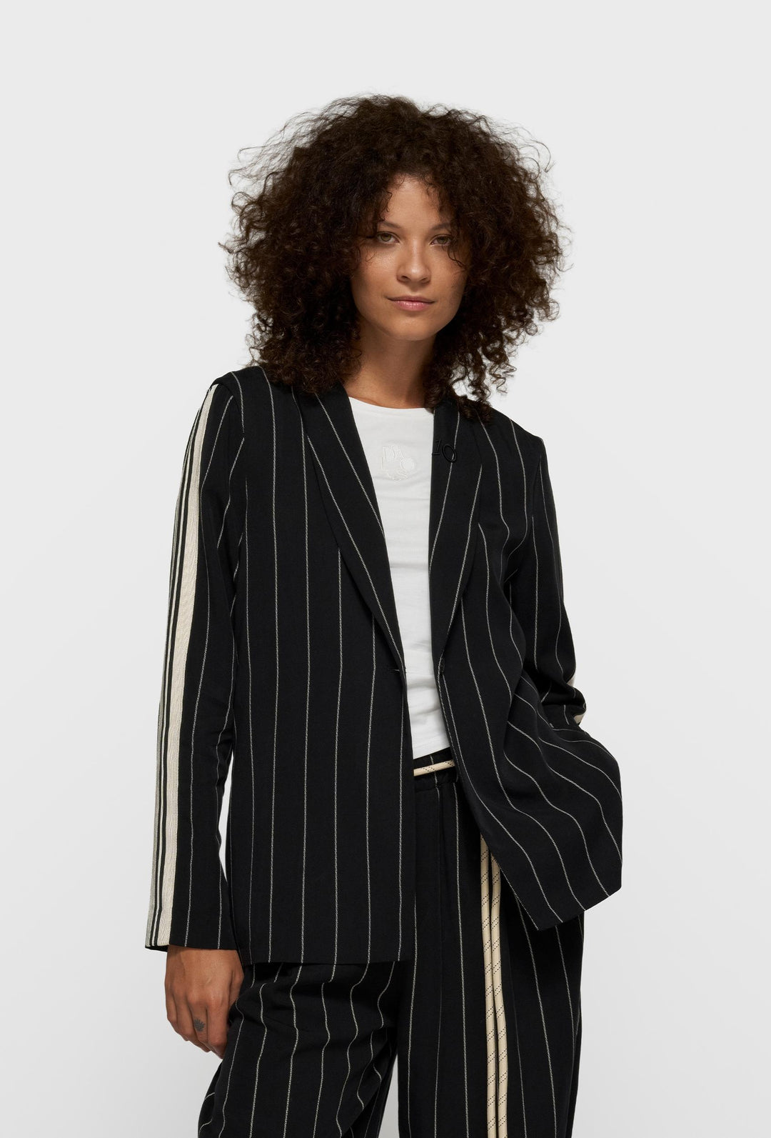 Marynarka w paski z kontrastowym lampasem