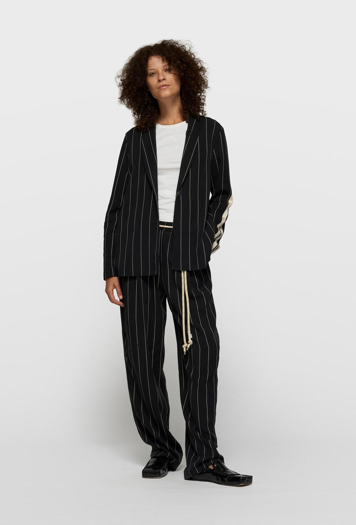 Marynarka w paski z kontrastowym lampasem