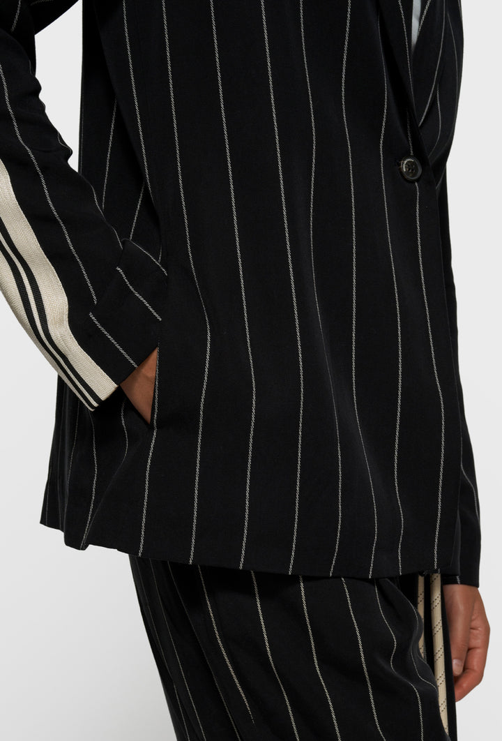 Marynarka w paski z kontrastowym lampasem