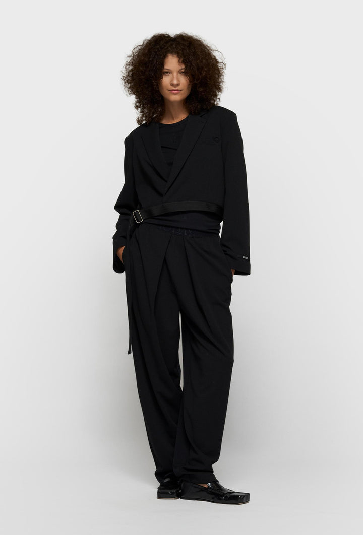 Nowoczesny czarny komplet z krótką marynarką i szerokimi spodniami