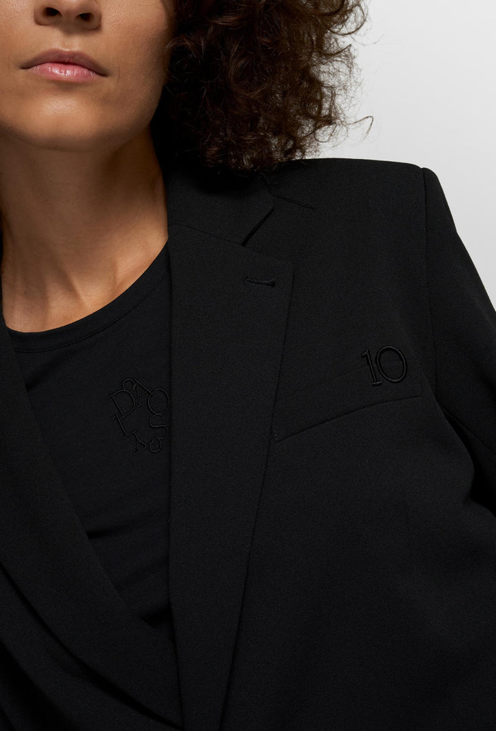 Czarna krótka marynarka z paskiem i minimalistycznym logo