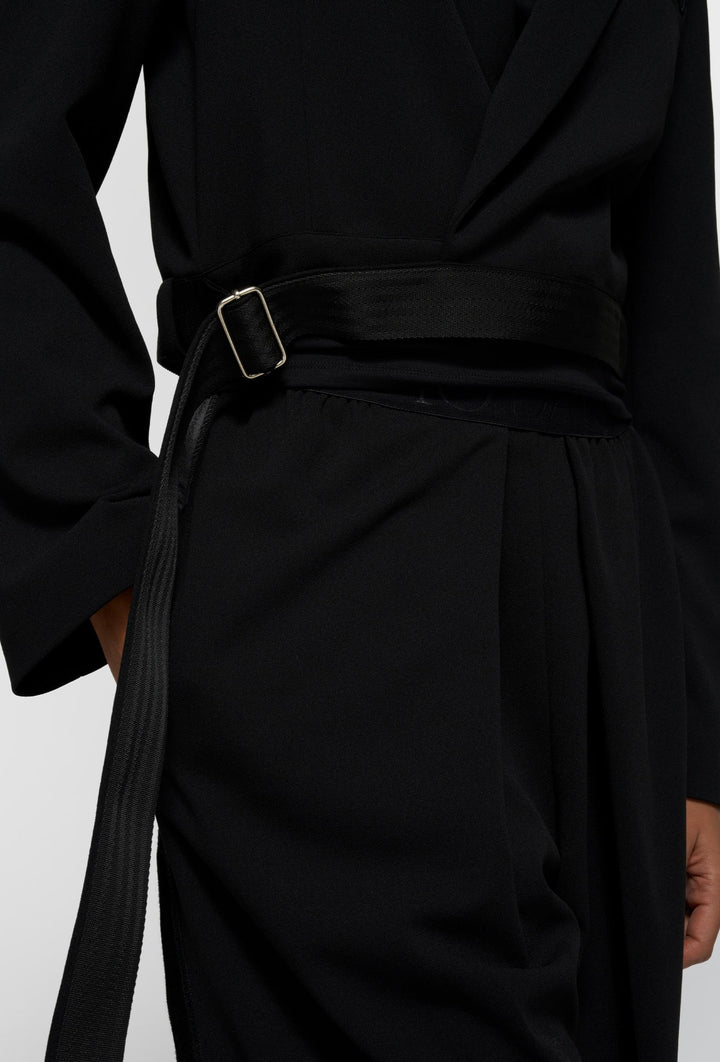 Czarna krótka marynarka z paskiem i minimalistycznym logo