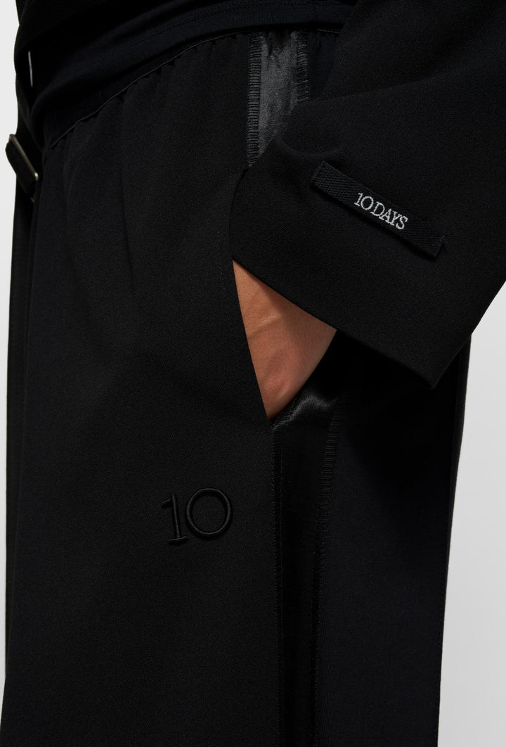 Czarna krótka marynarka z paskiem i minimalistycznym logo