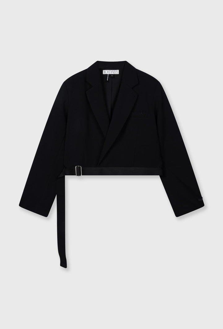 Czarna krótka marynarka z paskiem i minimalistycznym logo