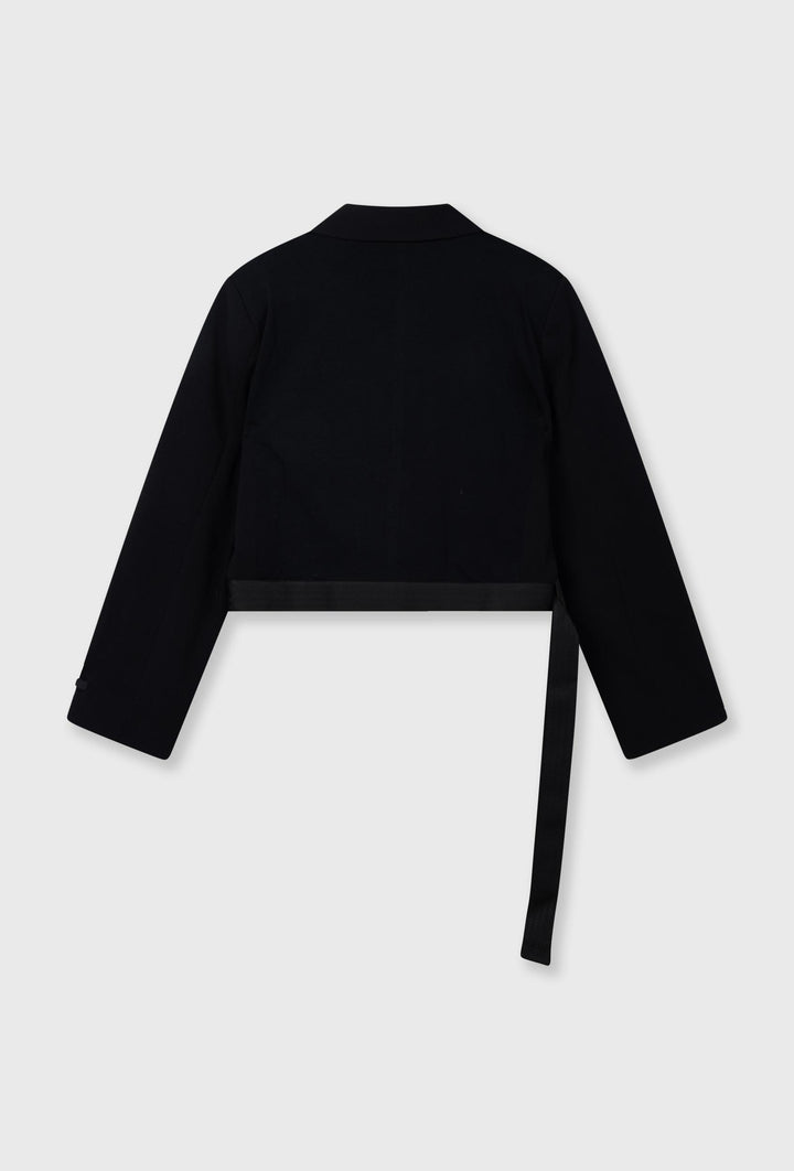 Czarna krótka marynarka z paskiem i minimalistycznym logo