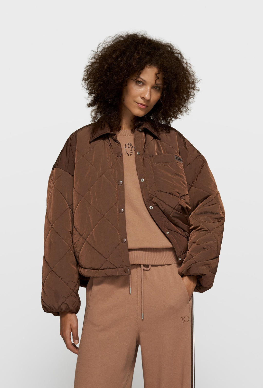 Krótka kurtka bomberka typu quilted z kołnierzem