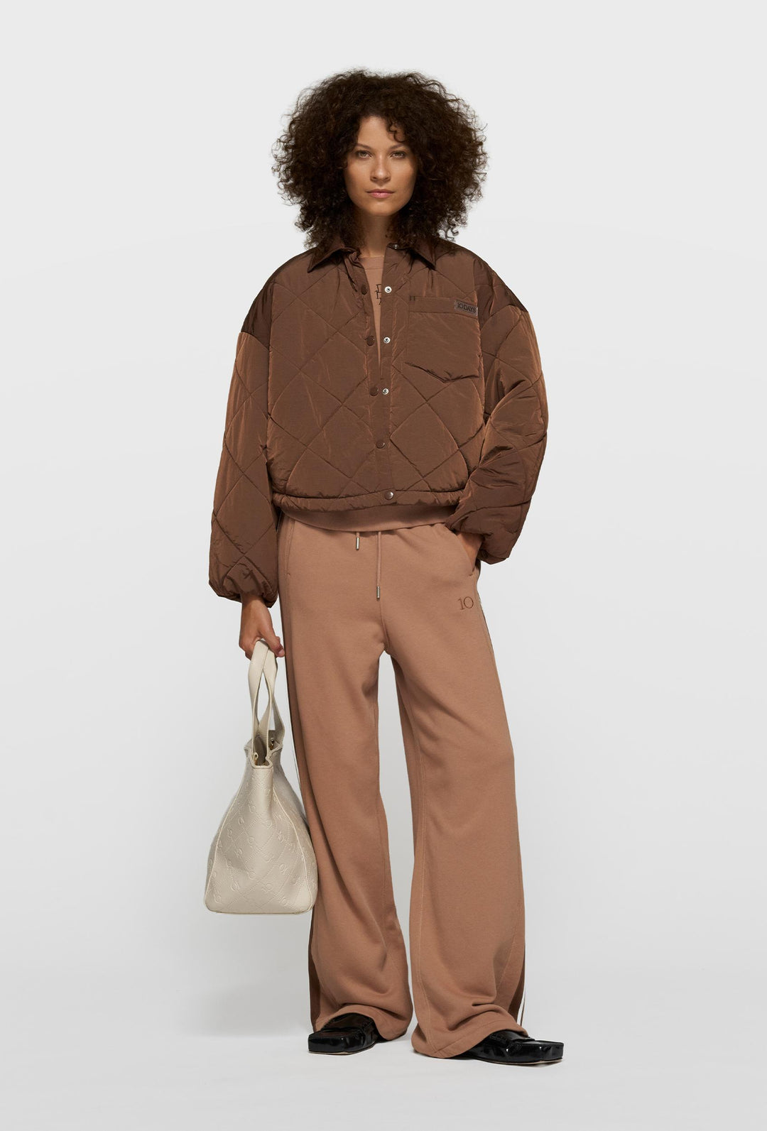 Krótka kurtka bomberka typu quilted z kołnierzem