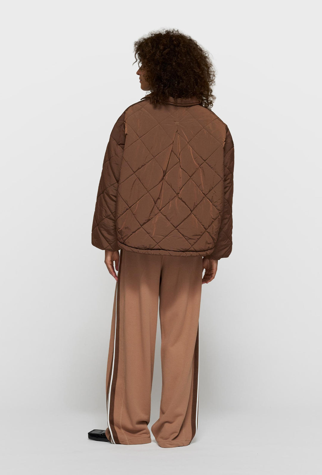 Krótka kurtka bomberka typu quilted z kołnierzem