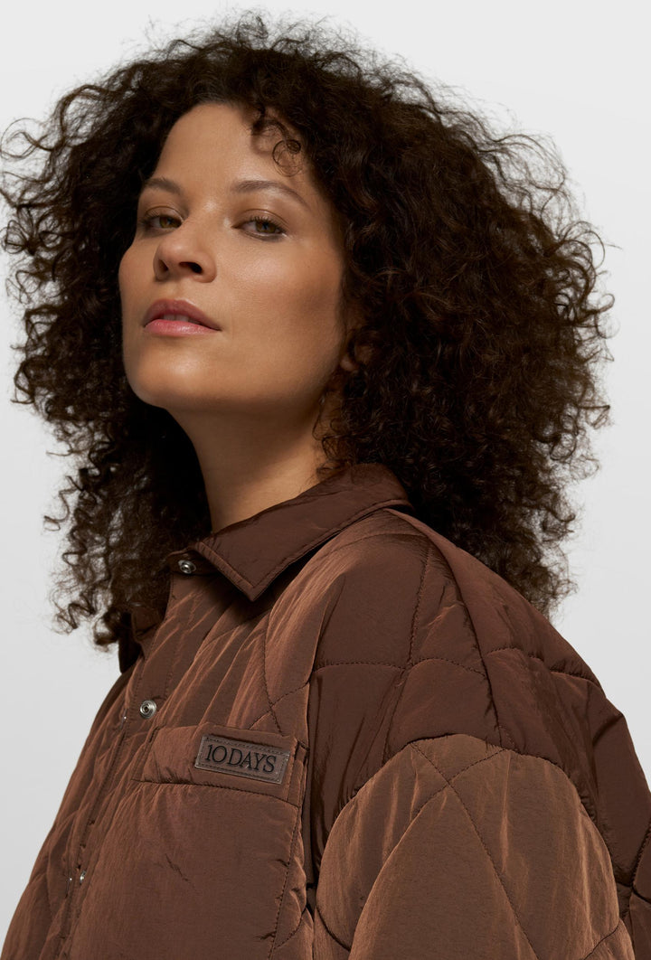 Krótka kurtka bomberka typu quilted z kołnierzem