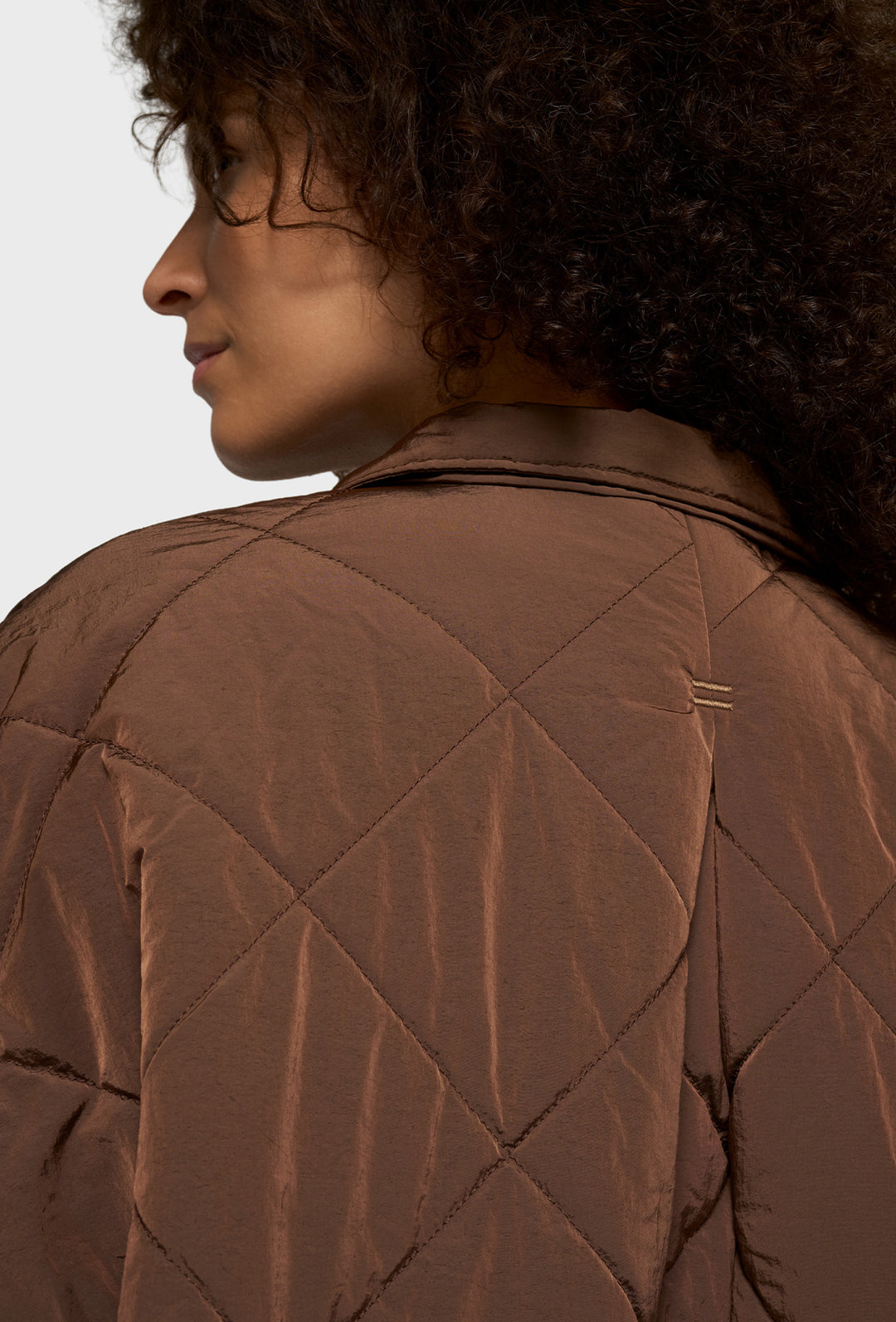 Krótka kurtka bomberka typu quilted z kołnierzem