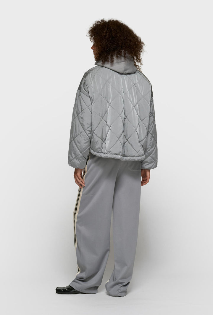 Krótka kurtka bomberka typu quilted, w kolorze lśniącej szarości
