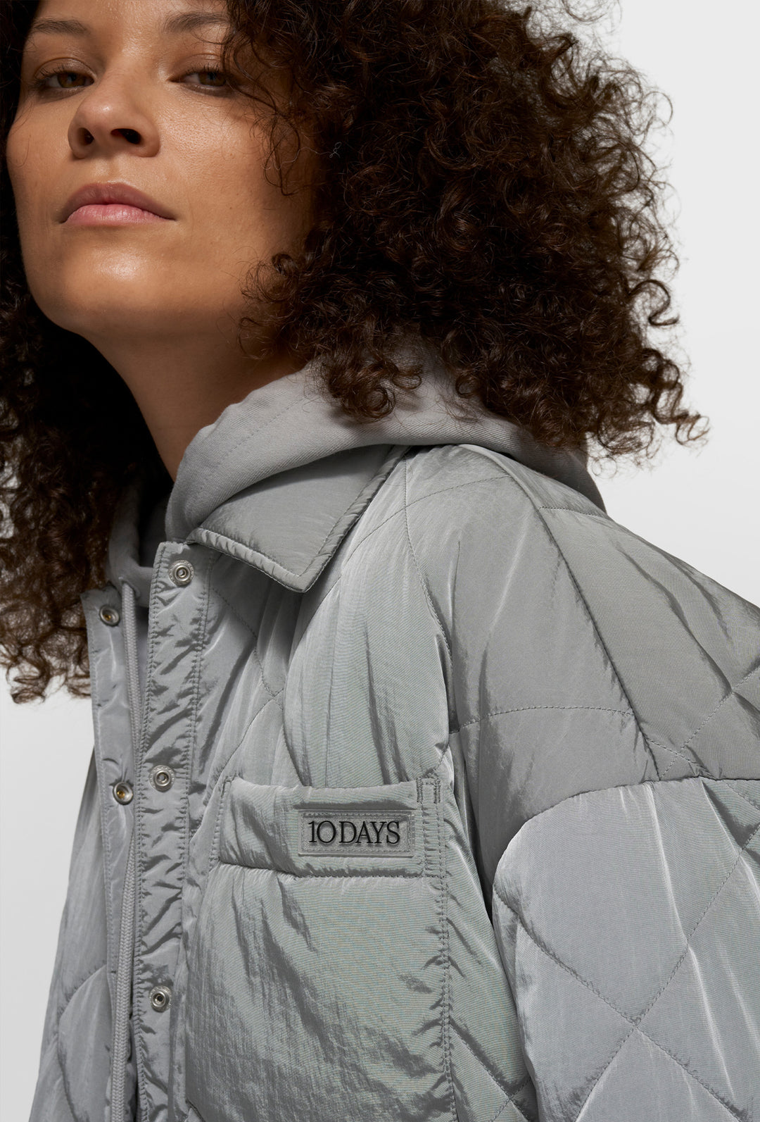 Krótka kurtka bomberka typu quilted, w kolorze lśniącej szarości