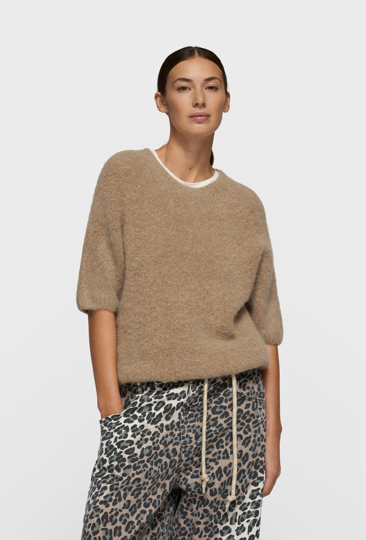 Miękki sweter z krótkim rękawem w brązowym kolorze