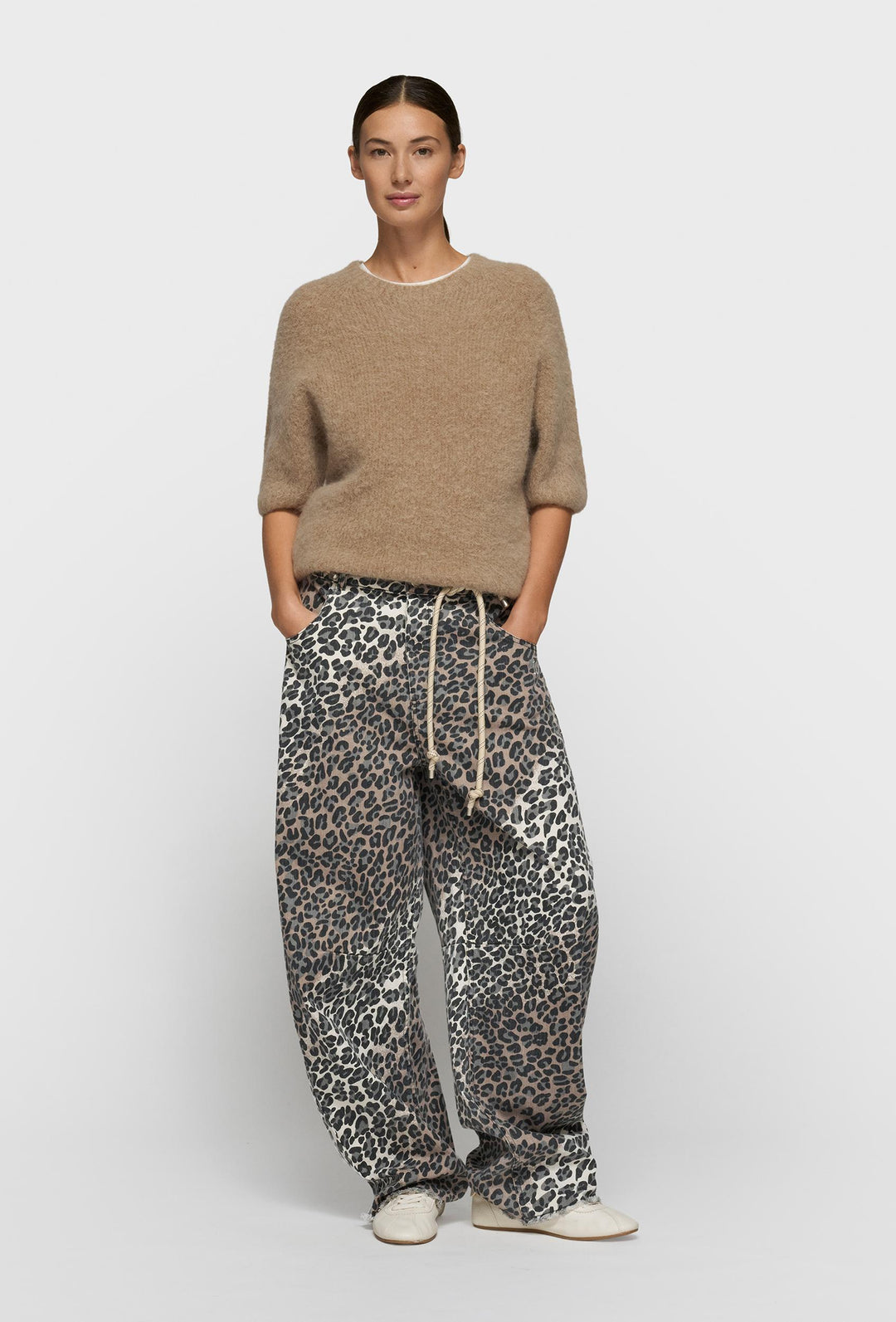 Miękki sweter z krótkim rękawem w brązowym kolorze