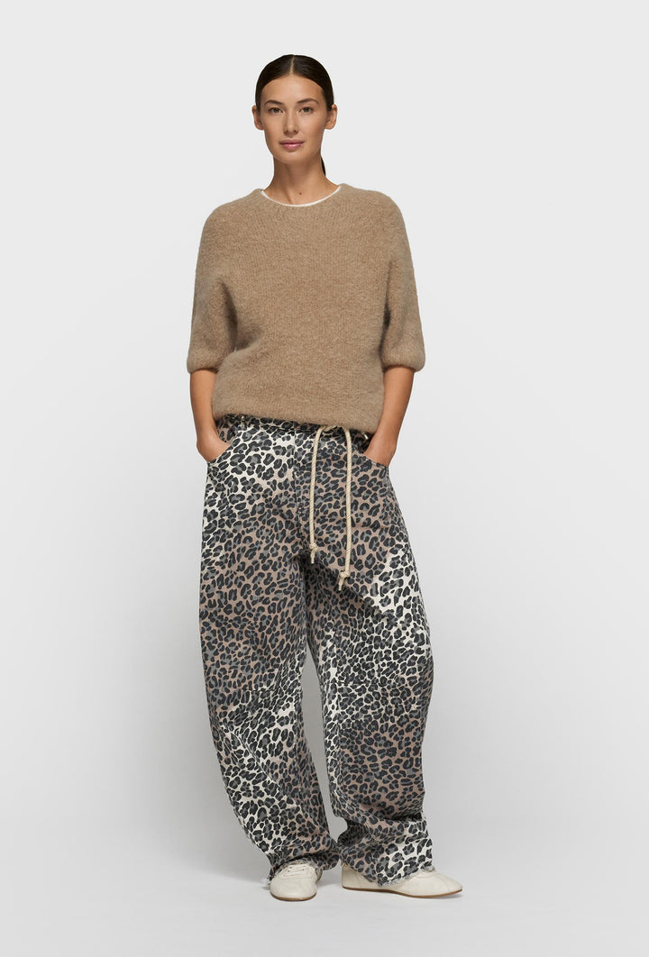 Miękki sweter z krótkim rękawem w brązowym kolorze