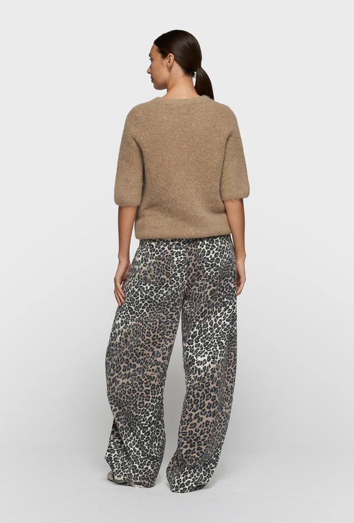 Miękki sweter z krótkim rękawem w brązowym kolorze