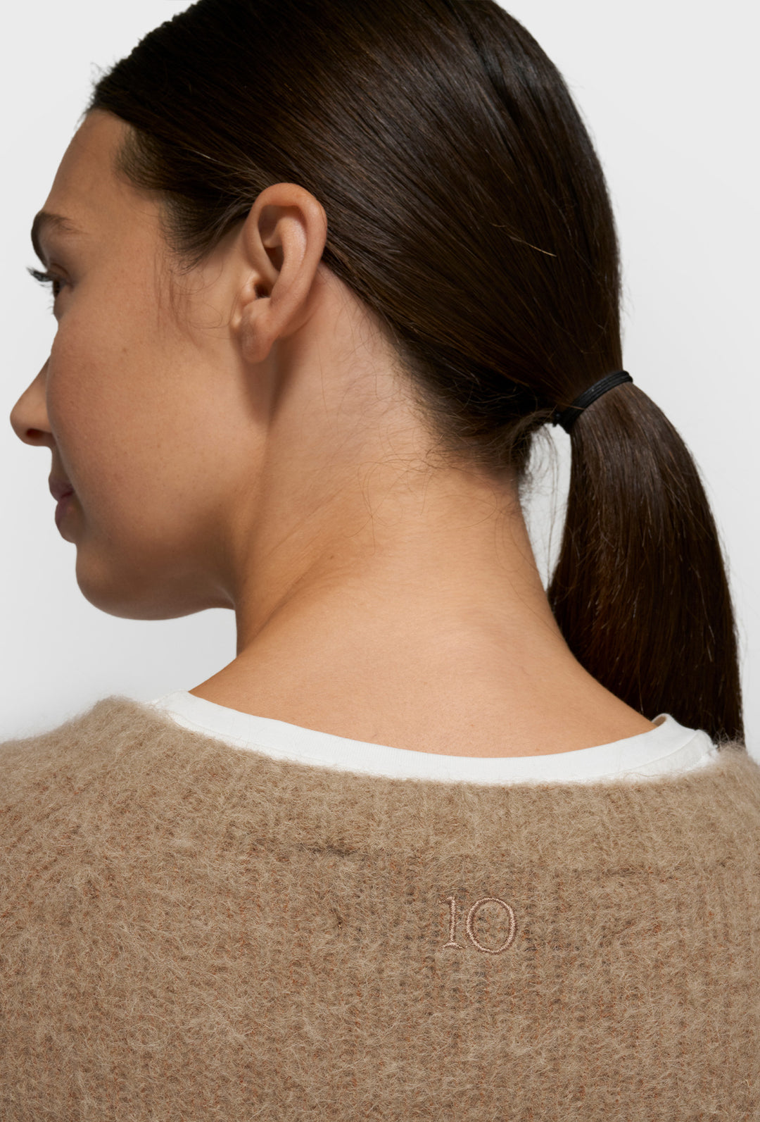 Miękki sweter z krótkim rękawem w brązowym kolorze