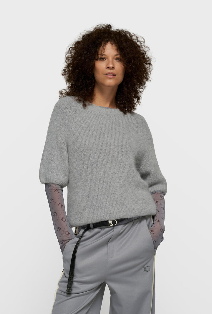 Sweter z krótkim rękawem w jasnoszarym kolorze