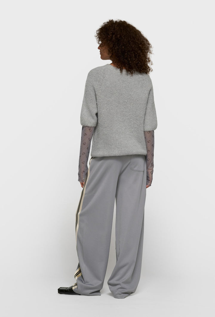 Sweter z krótkim rękawem w jasnoszarym kolorze