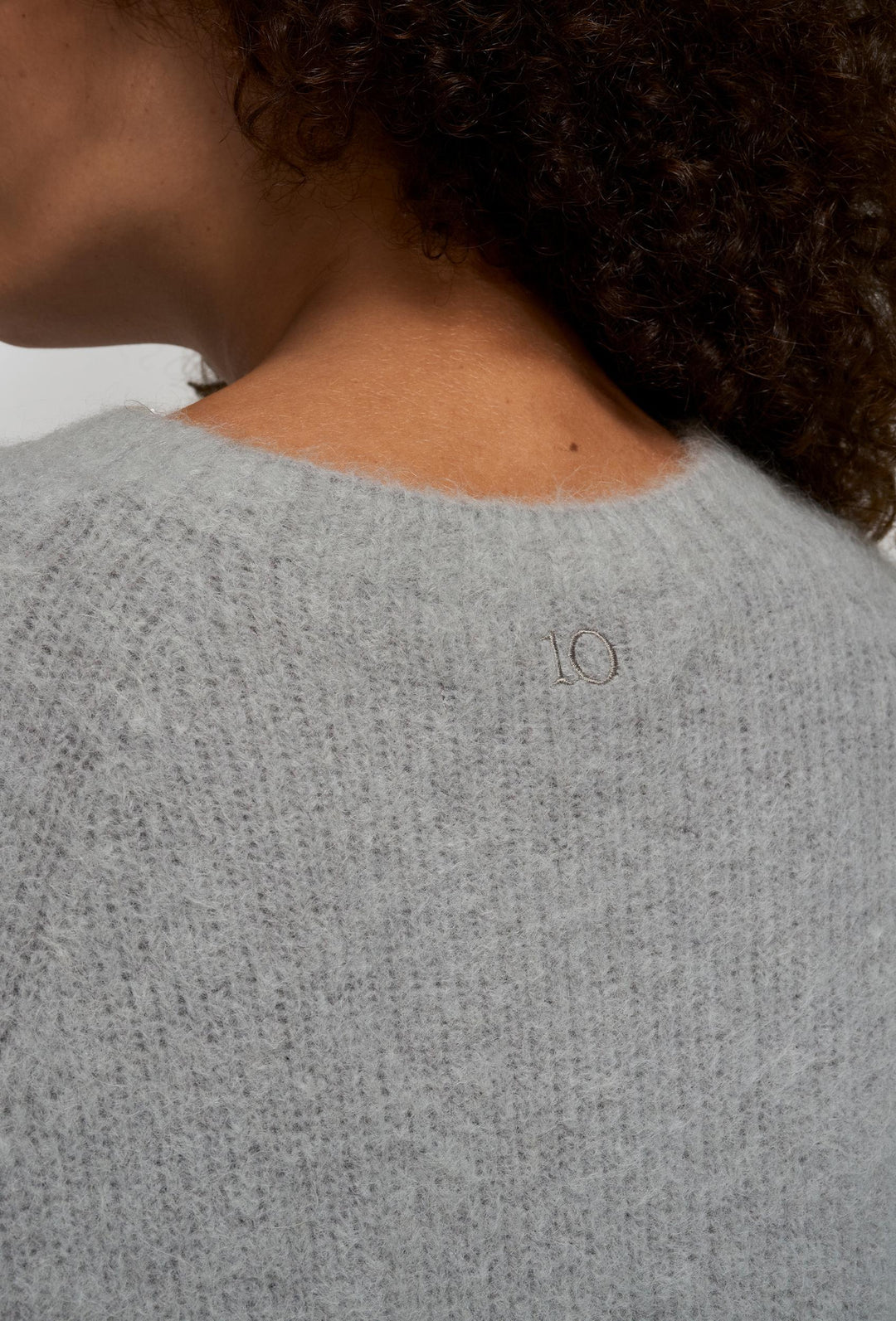 Sweter z krótkim rękawem w jasnoszarym kolorze