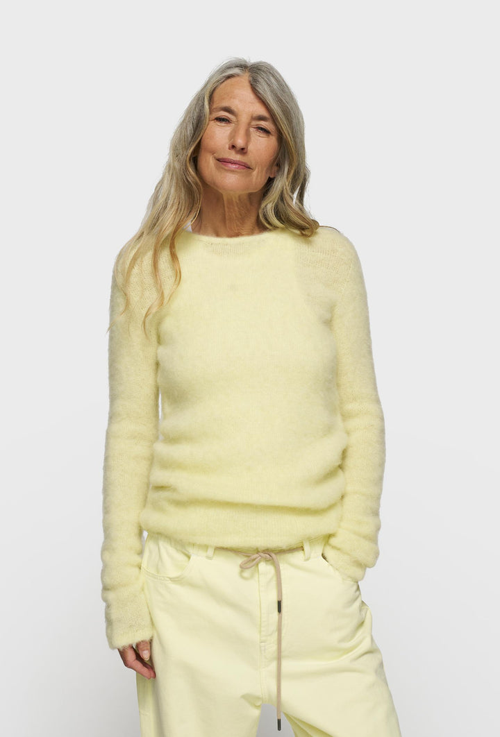 Sweter z okrągłym dekoltem w pastelowym żółtym kolorze