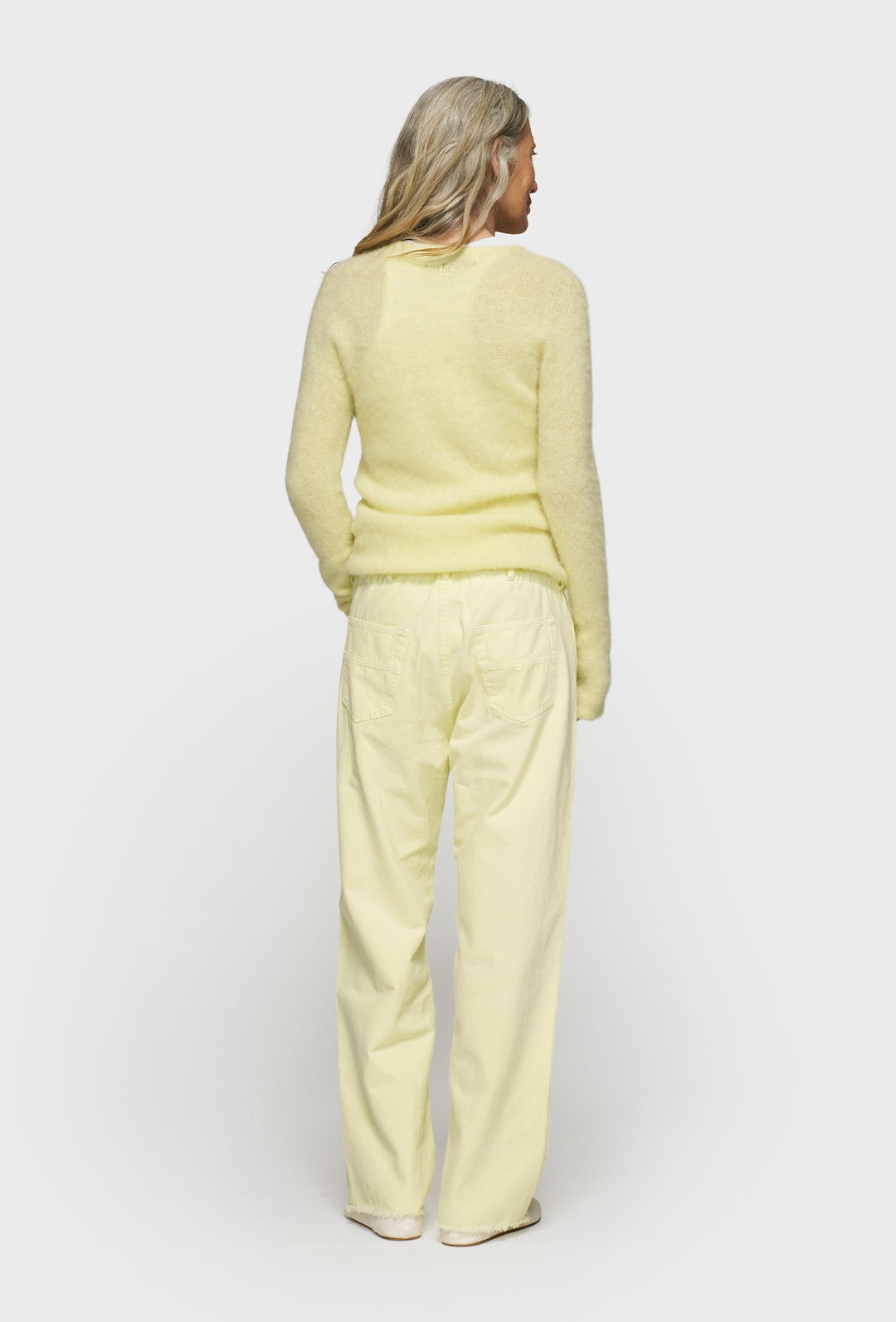 Sweter z okrągłym dekoltem w pastelowym żółtym kolorze