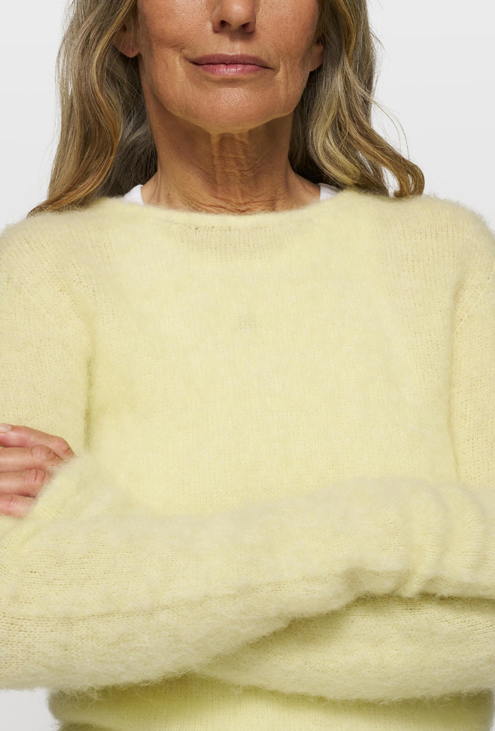 Sweter z okrągłym dekoltem w pastelowym żółtym kolorze