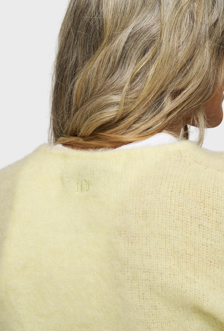 Sweter z okrągłym dekoltem w pastelowym żółtym kolorze