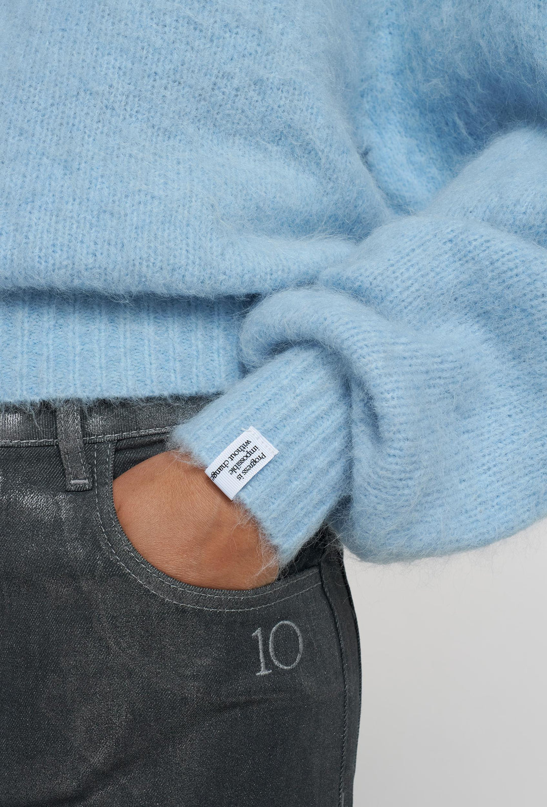 Błękitny sweter o swobodnym krótkim kroju